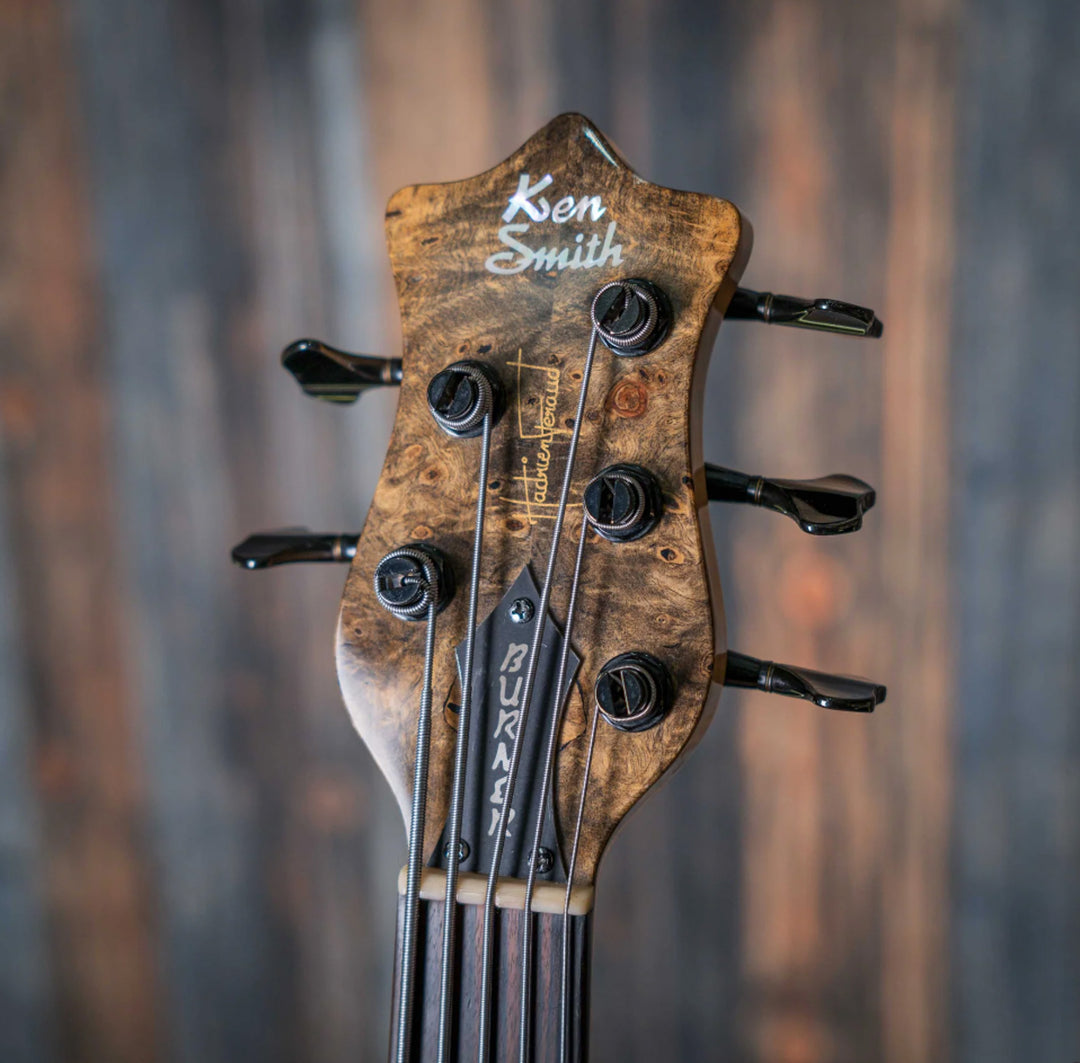 Ken Smith Hadrien Feraud Signature Buckeye Burl 2005 - Bajo Eléctrico | Cuerpo • Modelo: Hadrien Feraud Signature Burner• Madera: Walnut• Top & Back: Buckeye Burl• Terminación: Gloss Brazo • Madera: 3-Piece Hardrock Maple • Perfil: Thin / Fast• Terminació