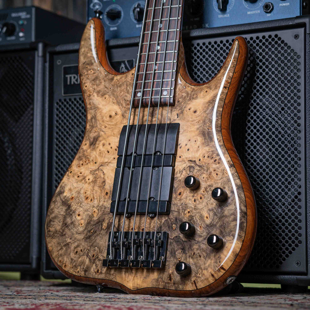 Ken Smith Hadrien Feraud Signature Buckeye Burl 2005 - Bajo Eléctrico | Cuerpo • Modelo: Hadrien Feraud Signature Burner• Madera: Walnut• Top & Back: Buckeye Burl• Terminación: Gloss Brazo • Madera: 3-Piece Hardrock Maple • Perfil: Thin / Fast• Terminació