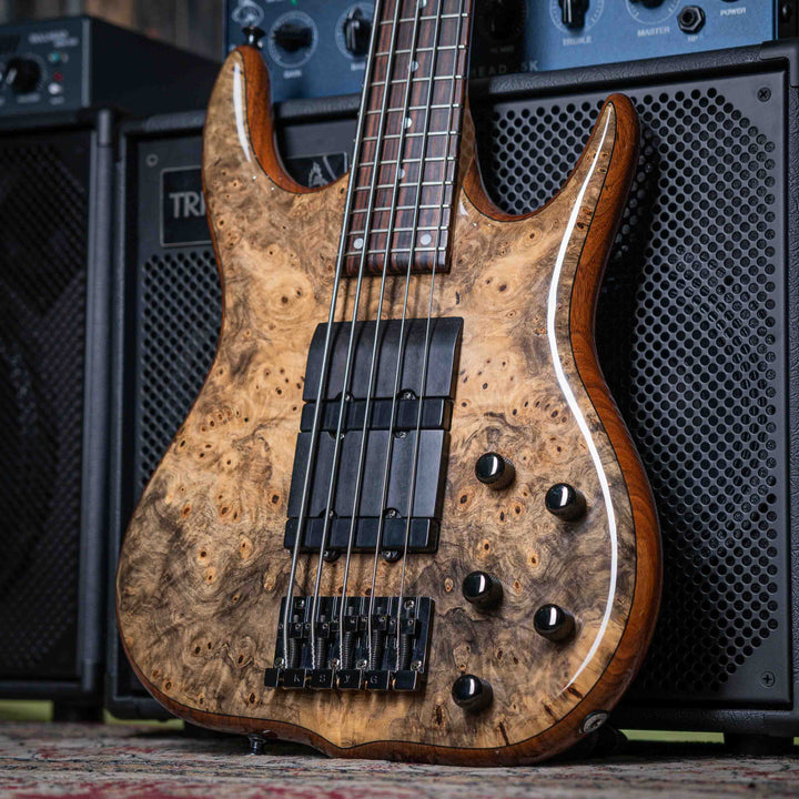 Ken Smith Hadrien Feraud Signature Buckeye Burl 2005 - Bajo Eléctrico | Cuerpo • Modelo: Hadrien Feraud Signature Burner• Madera: Walnut• Top & Back: Buckeye Burl• Terminación: Gloss Brazo • Madera: 3-Piece Hardrock Maple • Perfil: Thin / Fast• Terminació