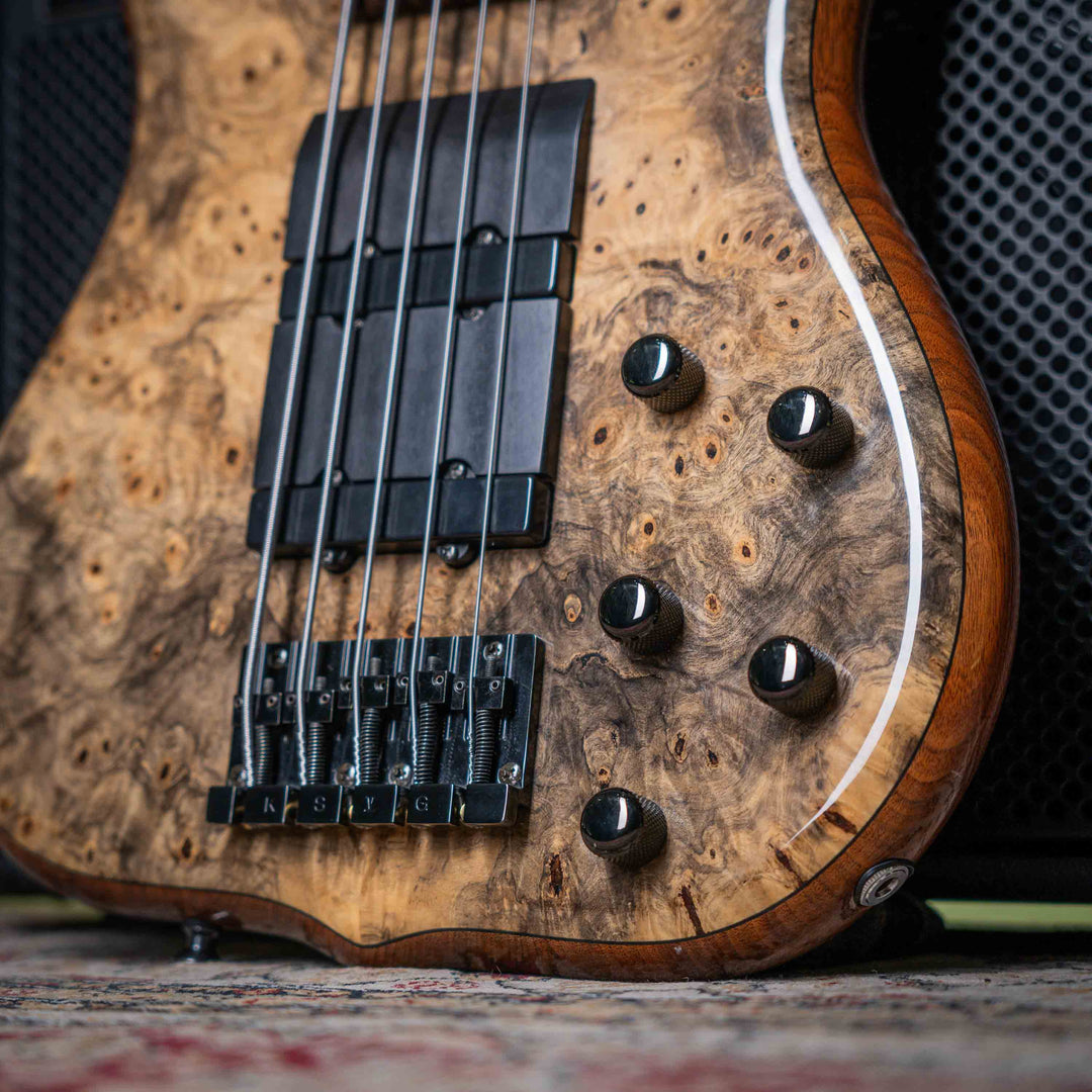 Ken Smith Hadrien Feraud Signature Buckeye Burl 2005 - Bajo Eléctrico | Cuerpo • Modelo: Hadrien Feraud Signature Burner• Madera: Walnut• Top & Back: Buckeye Burl• Terminación: Gloss Brazo • Madera: 3-Piece Hardrock Maple • Perfil: Thin / Fast• Terminació