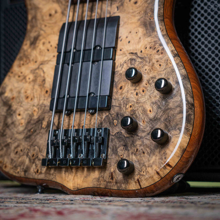 Ken Smith Hadrien Feraud Signature Buckeye Burl 2005 - Bajo Eléctrico | Cuerpo • Modelo: Hadrien Feraud Signature Burner• Madera: Walnut• Top & Back: Buckeye Burl• Terminación: Gloss Brazo • Madera: 3-Piece Hardrock Maple • Perfil: Thin / Fast• Terminació