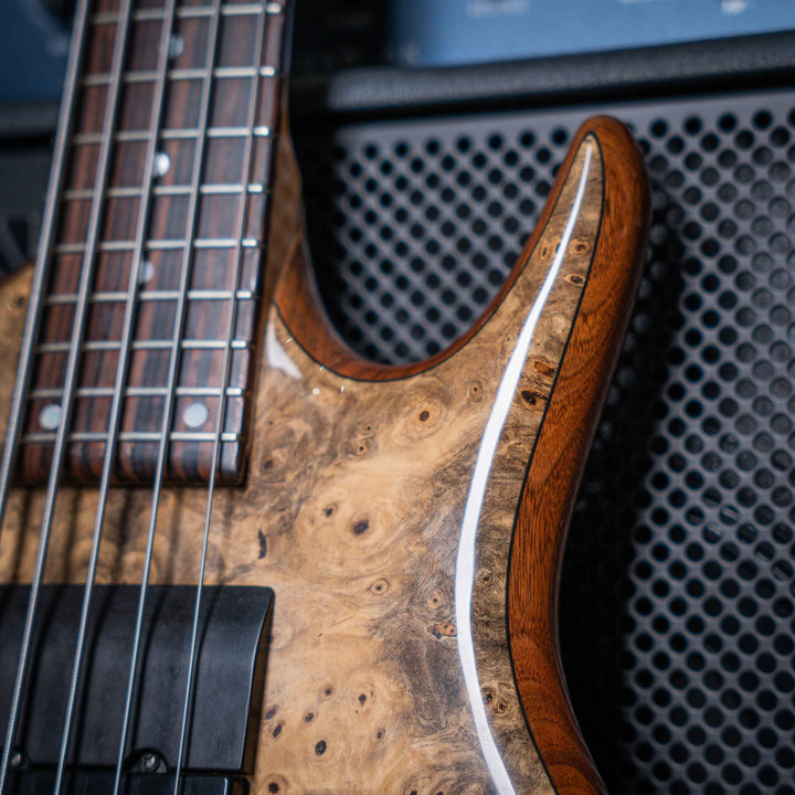 Ken Smith Hadrien Feraud Signature Buckeye Burl 2005 - Bajo Eléctrico | Cuerpo • Modelo: Hadrien Feraud Signature Burner• Madera: Walnut• Top & Back: Buckeye Burl• Terminación: Gloss Brazo • Madera: 3-Piece Hardrock Maple • Perfil: Thin / Fast• Terminació