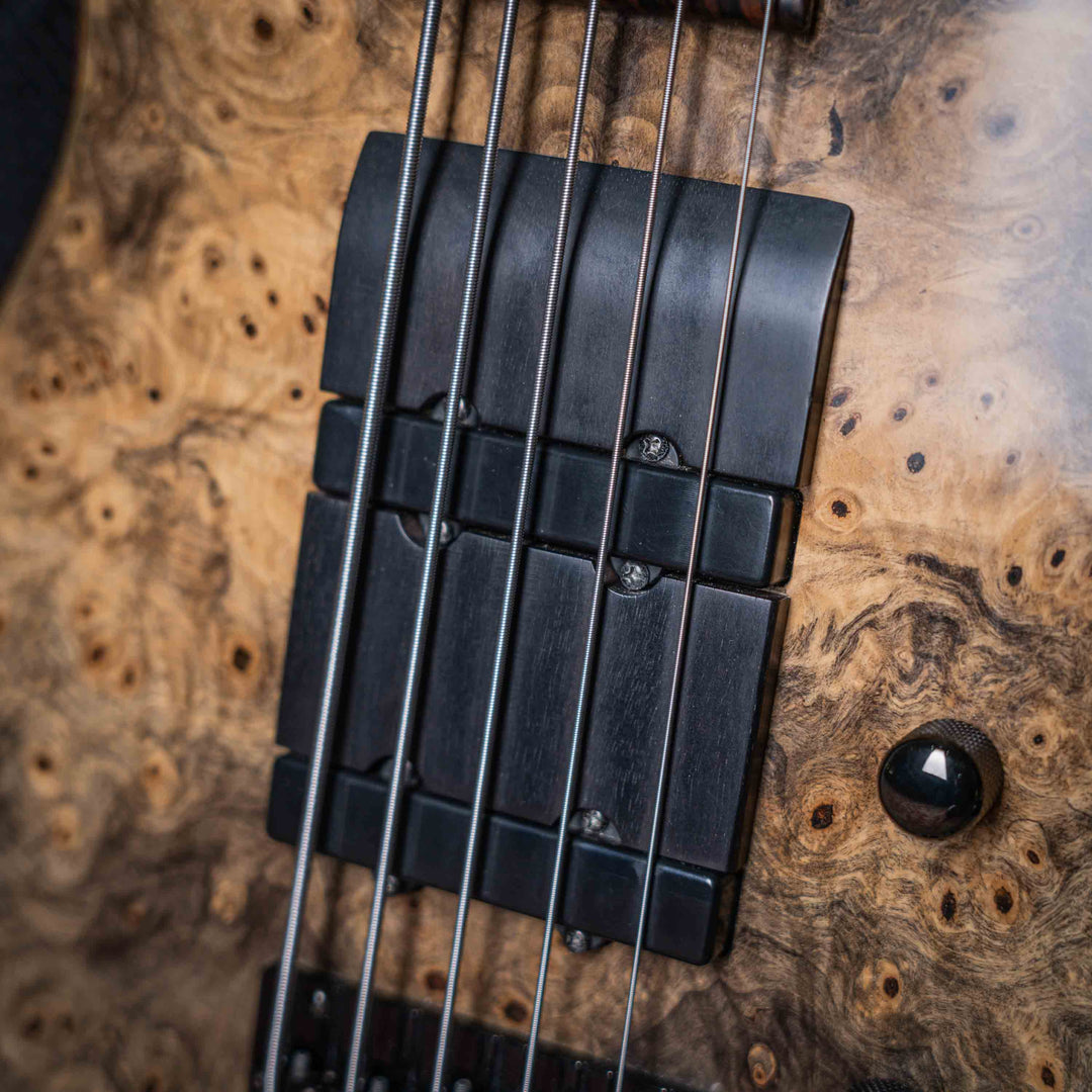 Ken Smith Hadrien Feraud Signature Buckeye Burl 2005 - Bajo Eléctrico | Cuerpo • Modelo: Hadrien Feraud Signature Burner• Madera: Walnut• Top & Back: Buckeye Burl• Terminación: Gloss Brazo • Madera: 3-Piece Hardrock Maple • Perfil: Thin / Fast• Terminació