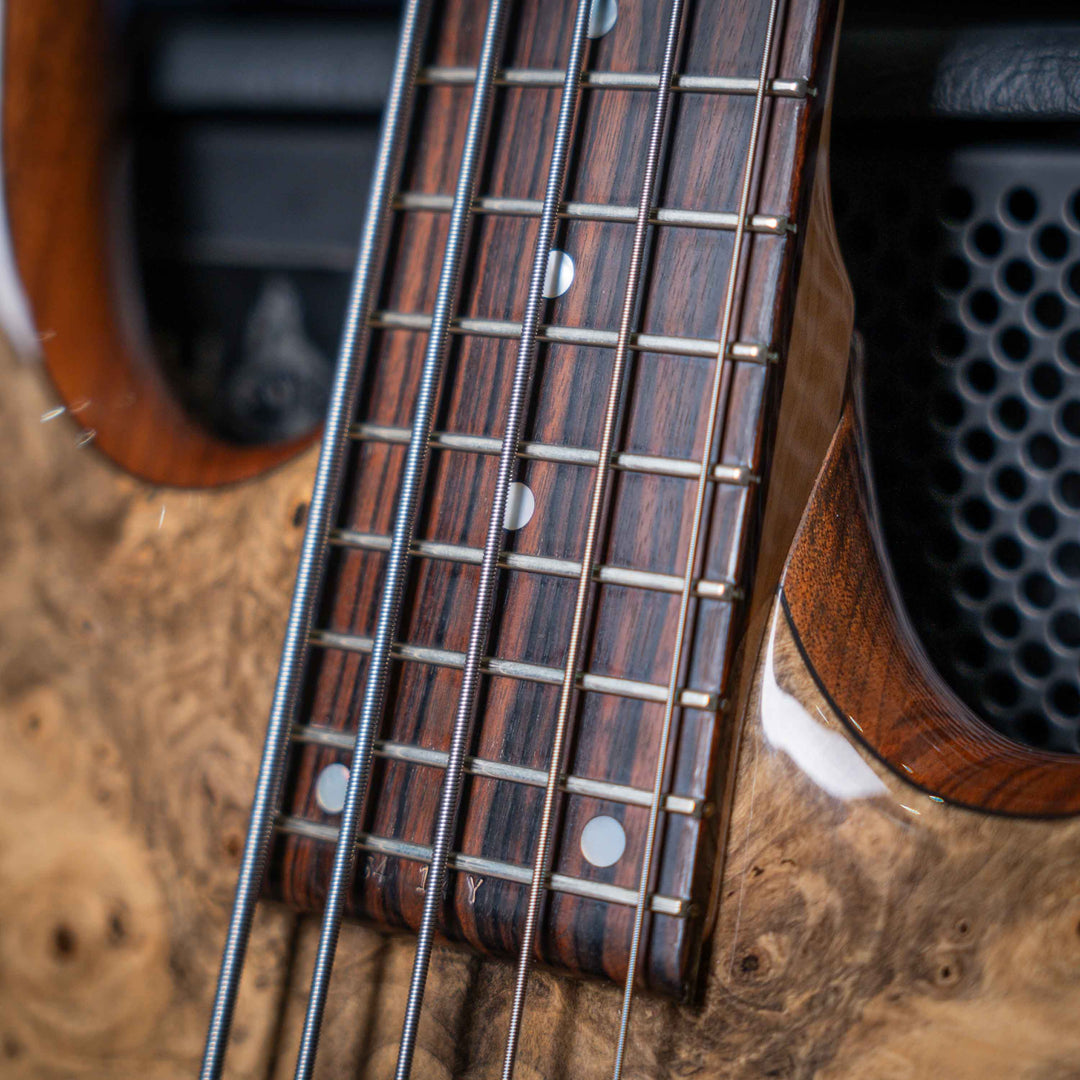 Ken Smith Hadrien Feraud Signature Buckeye Burl 2005 - Bajo Eléctrico | Cuerpo • Modelo: Hadrien Feraud Signature Burner• Madera: Walnut• Top & Back: Buckeye Burl• Terminación: Gloss Brazo • Madera: 3-Piece Hardrock Maple • Perfil: Thin / Fast• Terminació