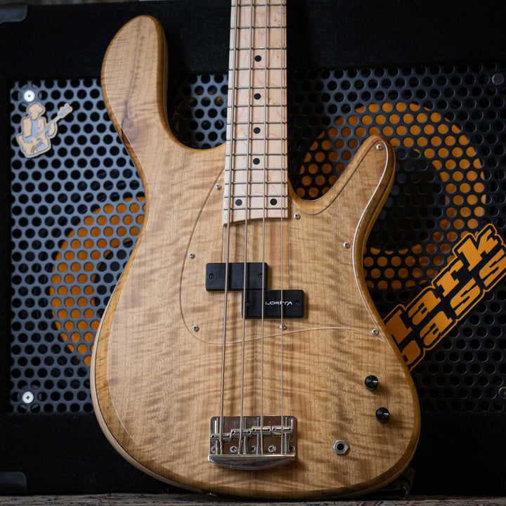 Lorita Element P Flamed Myrtle 2018 - Bajo Eléctrico | Cuerpo • Modelo: Element• Madera: Ash / Walnut• Terminación: Matte Brazo • Madera: Wenge• Perfil: “C”• Terminación: Satin • Espaciado: 19 mm• Escala: 34” • Nuez: Bronce Diapasón • Madera: Birdseye Map
