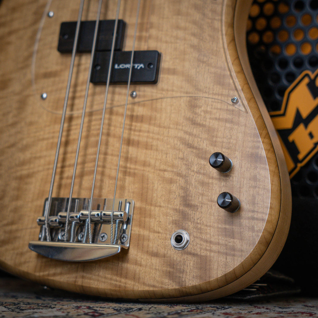 Lorita Element P Flamed Myrtle 2018 - Bajo Eléctrico | Cuerpo • Modelo: Element• Madera: Ash / Walnut• Terminación: Matte Brazo • Madera: Wenge• Perfil: “C”• Terminación: Satin • Espaciado: 19 mm• Escala: 34” • Nuez: Bronce Diapasón • Madera: Birdseye Map