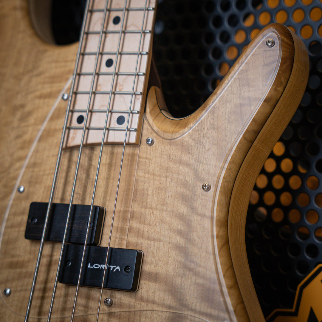 Lorita Element P Flamed Myrtle 2018 - Bajo Eléctrico | Cuerpo • Modelo: Element• Madera: Ash / Walnut• Terminación: Matte Brazo • Madera: Wenge• Perfil: “C”• Terminación: Satin • Espaciado: 19 mm• Escala: 34” • Nuez: Bronce Diapasón • Madera: Birdseye Map