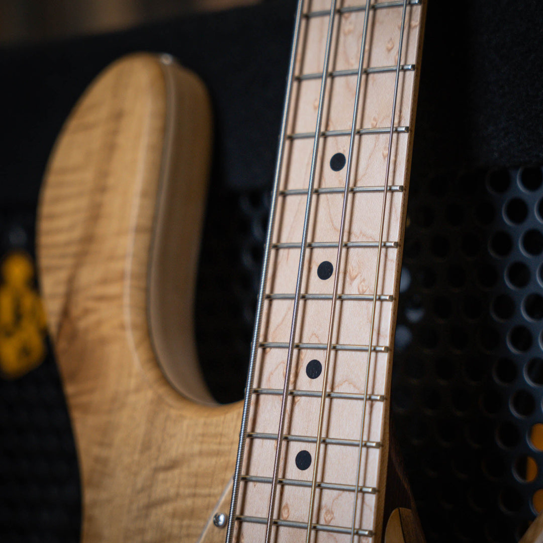 Lorita Element P Flamed Myrtle 2018 - Bajo Eléctrico | Cuerpo • Modelo: Element• Madera: Ash / Walnut• Terminación: Matte Brazo • Madera: Wenge• Perfil: “C”• Terminación: Satin • Espaciado: 19 mm• Escala: 34” • Nuez: Bronce Diapasón • Madera: Birdseye Map