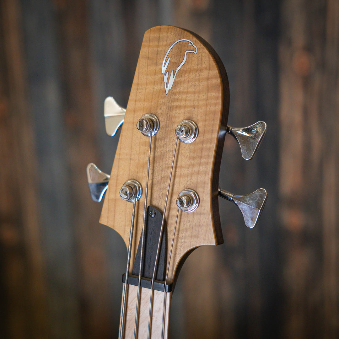 Lorita Element P Flamed Myrtle 2018 - Bajo Eléctrico | Cuerpo • Modelo: Element• Madera: Ash / Walnut• Terminación: Matte Brazo • Madera: Wenge• Perfil: “C”• Terminación: Satin • Espaciado: 19 mm• Escala: 34” • Nuez: Bronce Diapasón • Madera: Birdseye Map