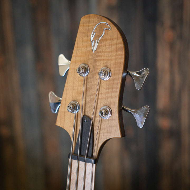 Lorita Element P Flamed Myrtle 2018 - Bajo Eléctrico | Cuerpo • Modelo: Element• Madera: Ash / Walnut• Terminación: Matte Brazo • Madera: Wenge• Perfil: “C”• Terminación: Satin • Espaciado: 19 mm• Escala: 34” • Nuez: Bronce Diapasón • Madera: Birdseye Map