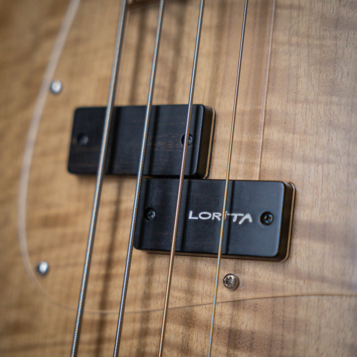 Lorita Element P Flamed Myrtle 2018 - Bajo Eléctrico | Cuerpo • Modelo: Element• Madera: Ash / Walnut• Terminación: Matte Brazo • Madera: Wenge• Perfil: “C”• Terminación: Satin • Espaciado: 19 mm• Escala: 34” • Nuez: Bronce Diapasón • Madera: Birdseye Map