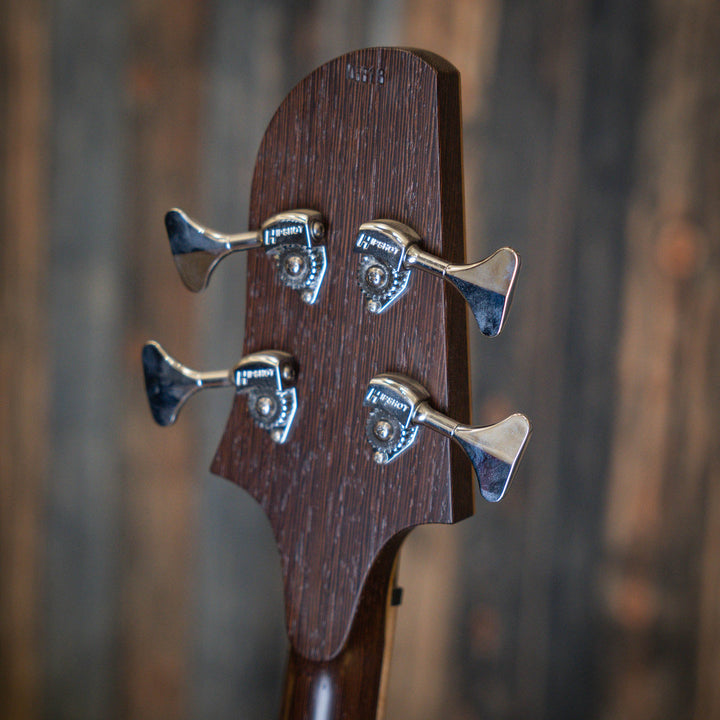 Lorita Element P Flamed Myrtle 2018 - Bajo Eléctrico | Cuerpo • Modelo: Element• Madera: Ash / Walnut• Terminación: Matte Brazo • Madera: Wenge• Perfil: “C”• Terminación: Satin • Espaciado: 19 mm• Escala: 34” • Nuez: Bronce Diapasón • Madera: Birdseye Map