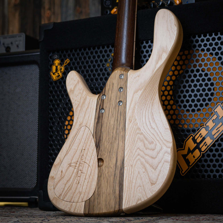 Lorita Element P Flamed Myrtle 2018 - Bajo Eléctrico | Cuerpo • Modelo: Element• Madera: Ash / Walnut• Terminación: Matte Brazo • Madera: Wenge• Perfil: “C”• Terminación: Satin • Espaciado: 19 mm• Escala: 34” • Nuez: Bronce Diapasón • Madera: Birdseye Map