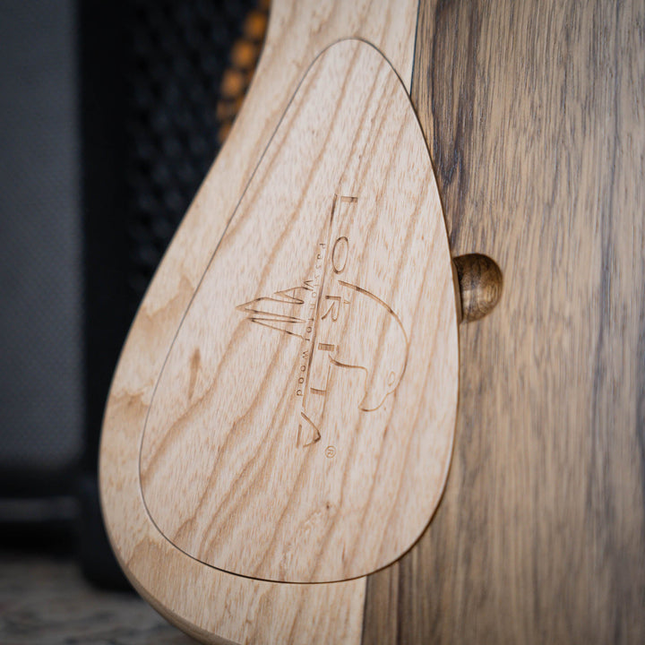 Lorita Element P Flamed Myrtle 2018 - Bajo Eléctrico | Cuerpo • Modelo: Element• Madera: Ash / Walnut• Terminación: Matte Brazo • Madera: Wenge• Perfil: “C”• Terminación: Satin • Espaciado: 19 mm• Escala: 34” • Nuez: Bronce Diapasón • Madera: Birdseye Map