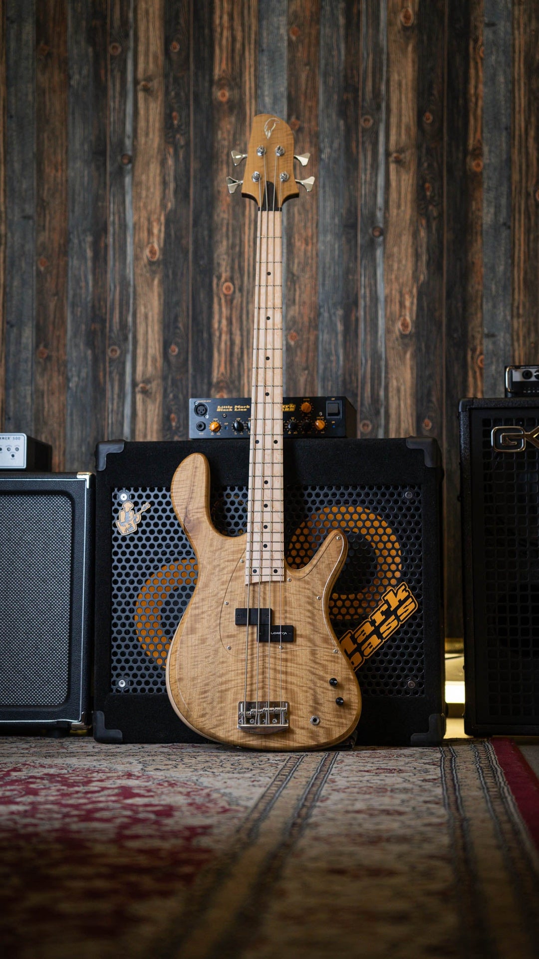 Lorita Element P Flamed Myrtle 2018 - Bajo Eléctrico | Cuerpo • Modelo: Element• Madera: Ash / Walnut• Terminación: Matte Brazo • Madera: Wenge• Perfil: “C”• Terminación: Satin • Espaciado: 19 mm• Escala: 34” • Nuez: Bronce Diapasón • Madera: Birdseye Map