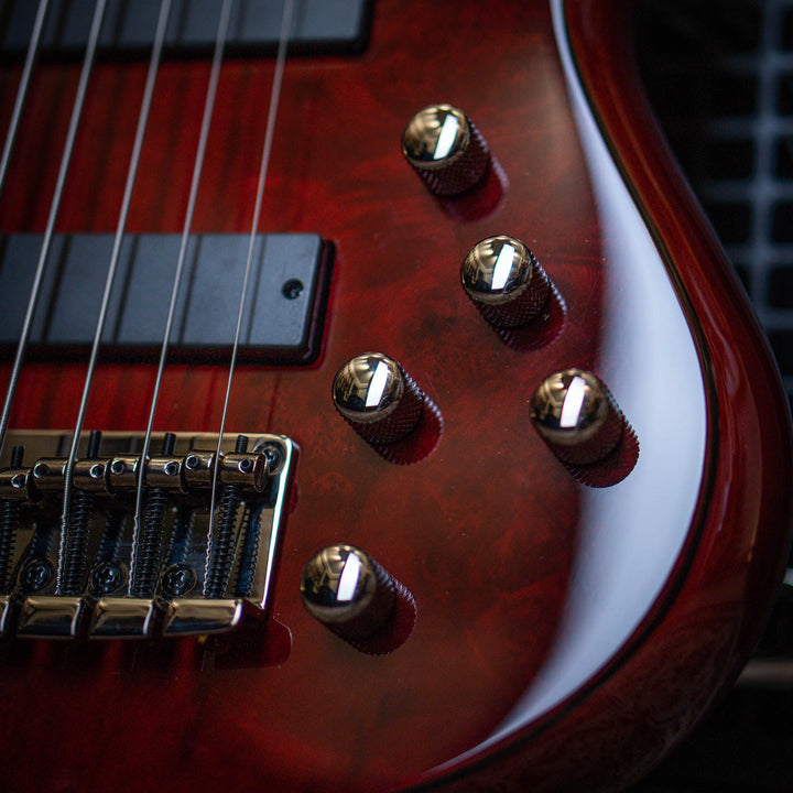 MTD Kingston Z6 Translucent Cherry Red - Bajo Eléctrico | Para el músico exigente que busca una apariencia y un sonido hechos a mano, tenemos la serie MTD Z, que incorpora muchos de los elementos de diseño superiores presentes en los instrumentos MTD Hand