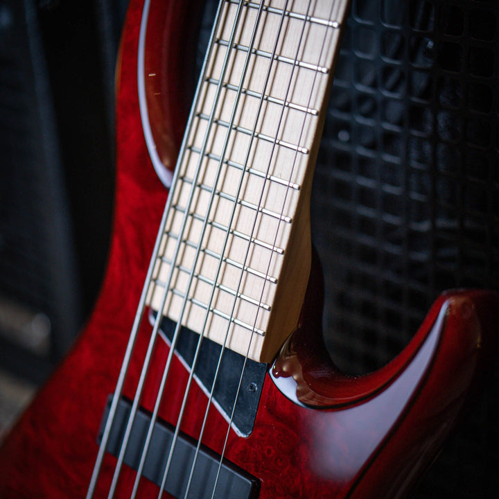 MTD Kingston Z6 Translucent Cherry Red - Bajo Eléctrico | Para el músico exigente que busca una apariencia y un sonido hechos a mano, tenemos la serie MTD Z, que incorpora muchos de los elementos de diseño superiores presentes en los instrumentos MTD Hand