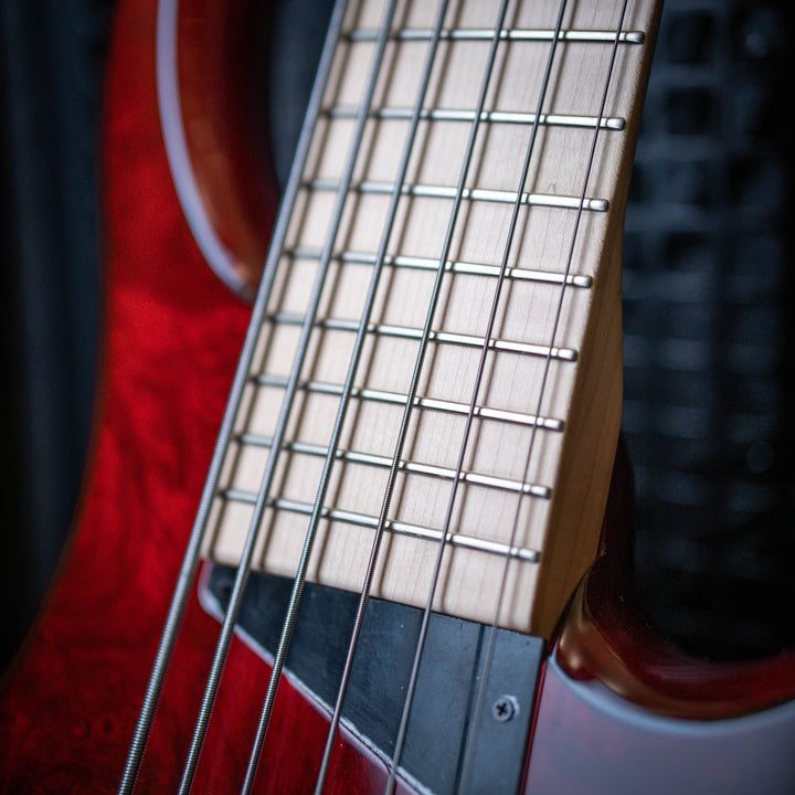 MTD Kingston Z6 Translucent Cherry Red - Bajo Eléctrico | Para el músico exigente que busca una apariencia y un sonido hechos a mano, tenemos la serie MTD Z, que incorpora muchos de los elementos de diseño superiores presentes en los instrumentos MTD Hand