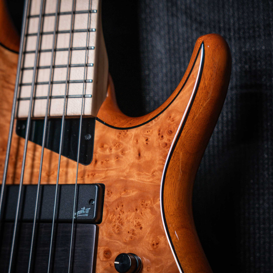 MTD Kingston Z5 Natural MarkBass Preamp - Bajo Eléctrico | Para el músico exigente que busca una apariencia y un sonido hechos a mano, tenemos la serie MTD Z, que incorpora muchos de los elementos de diseño superiores presentes en los instrumentos MTD Han
