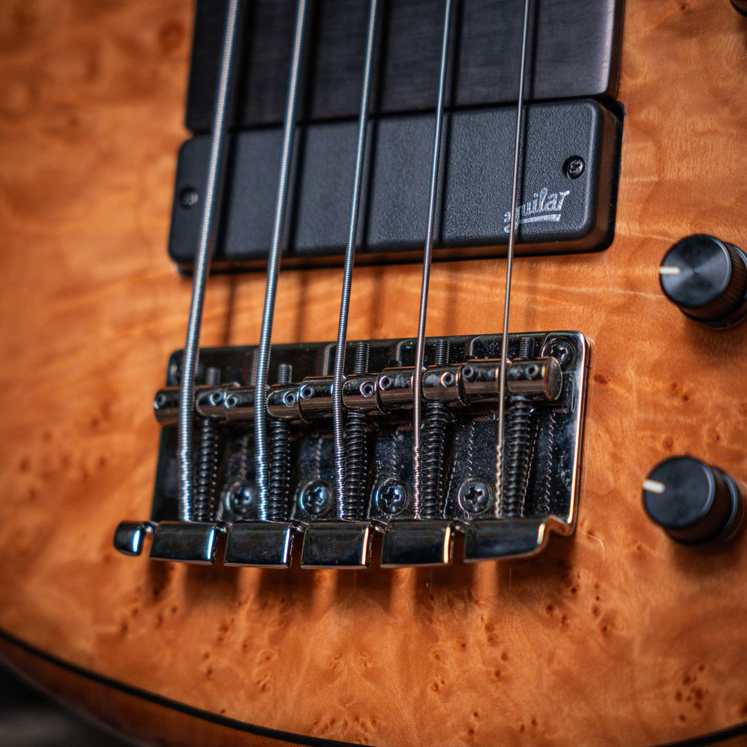 MTD Kingston Z5 Natural MarkBass Preamp - Bajo Eléctrico | Para el músico exigente que busca una apariencia y un sonido hechos a mano, tenemos la serie MTD Z, que incorpora muchos de los elementos de diseño superiores presentes en los instrumentos MTD Han