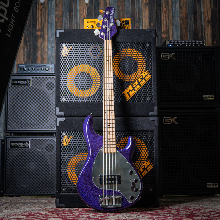 Musicman Stringray 5 Sparkle Purple 1999 - Bajo Eléctrico | Cuerpo • Modelo: Stingray Classic• Madera: Ash• Terminación: Polyurethane Sparkle Brazo • Madera: Maple• Perfil: “C”• Terminación: Satin • Espaciado: 19 mm• Escala: 34” • Nuez: Hueso Diapasón • M