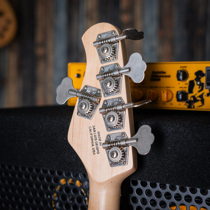 Musicman Stringray 5 Sparkle Purple 1999 - Bajo Eléctrico | Cuerpo • Modelo: Stingray Classic• Madera: Ash• Terminación: Polyurethane Sparkle Brazo • Madera: Maple• Perfil: “C”• Terminación: Satin • Espaciado: 19 mm• Escala: 34” • Nuez: Hueso Diapasón • M