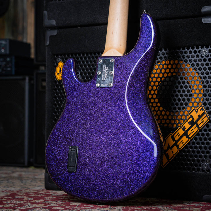 Musicman Stringray 5 Sparkle Purple 1999 - Bajo Eléctrico | Cuerpo • Modelo: Stingray Classic• Madera: Ash• Terminación: Polyurethane Sparkle Brazo • Madera: Maple• Perfil: “C”• Terminación: Satin • Espaciado: 19 mm• Escala: 34” • Nuez: Hueso Diapasón • M