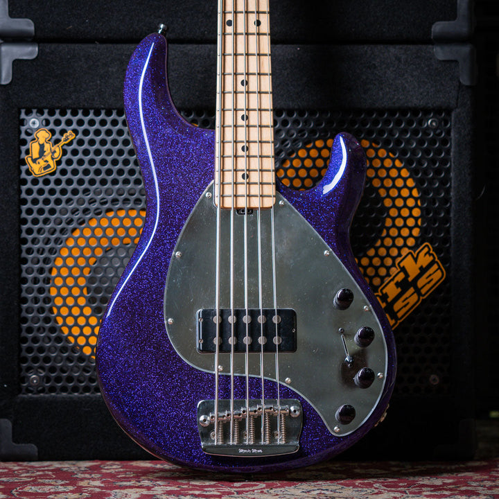 Musicman Stringray 5 Sparkle Purple 1999 - Bajo Eléctrico | Cuerpo • Modelo: Stingray Classic• Madera: Ash• Terminación: Polyurethane Sparkle Brazo • Madera: Maple• Perfil: “C”• Terminación: Satin • Espaciado: 19 mm• Escala: 34” • Nuez: Hueso Diapasón • M