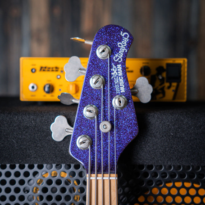 Musicman Stringray 5 Sparkle Purple 1999 - Bajo Eléctrico | Cuerpo • Modelo: Stingray Classic• Madera: Ash• Terminación: Polyurethane Sparkle Brazo • Madera: Maple• Perfil: “C”• Terminación: Satin • Espaciado: 19 mm• Escala: 34” • Nuez: Hueso Diapasón • M