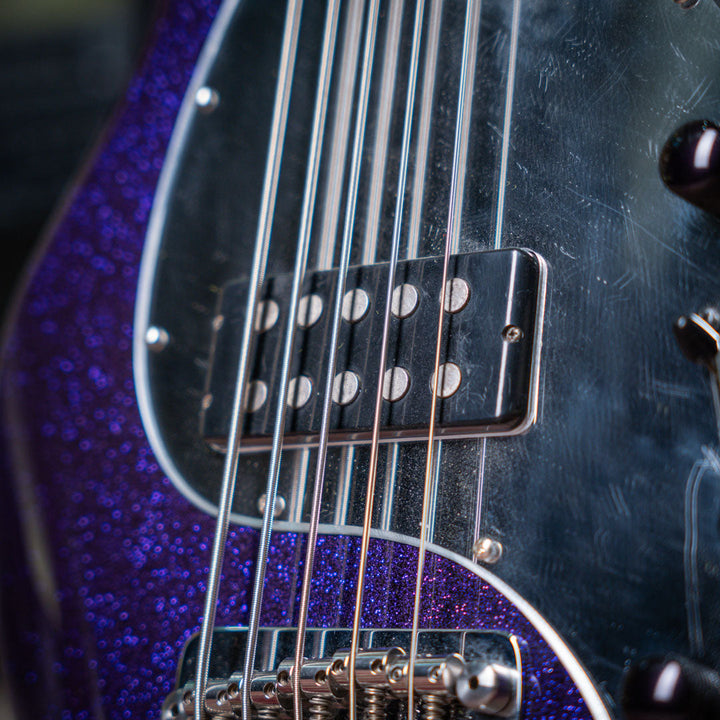 Musicman Stringray 5 Sparkle Purple 1999 - Bajo Eléctrico | Cuerpo • Modelo: Stingray Classic• Madera: Ash• Terminación: Polyurethane Sparkle Brazo • Madera: Maple• Perfil: “C”• Terminación: Satin • Espaciado: 19 mm• Escala: 34” • Nuez: Hueso Diapasón • M