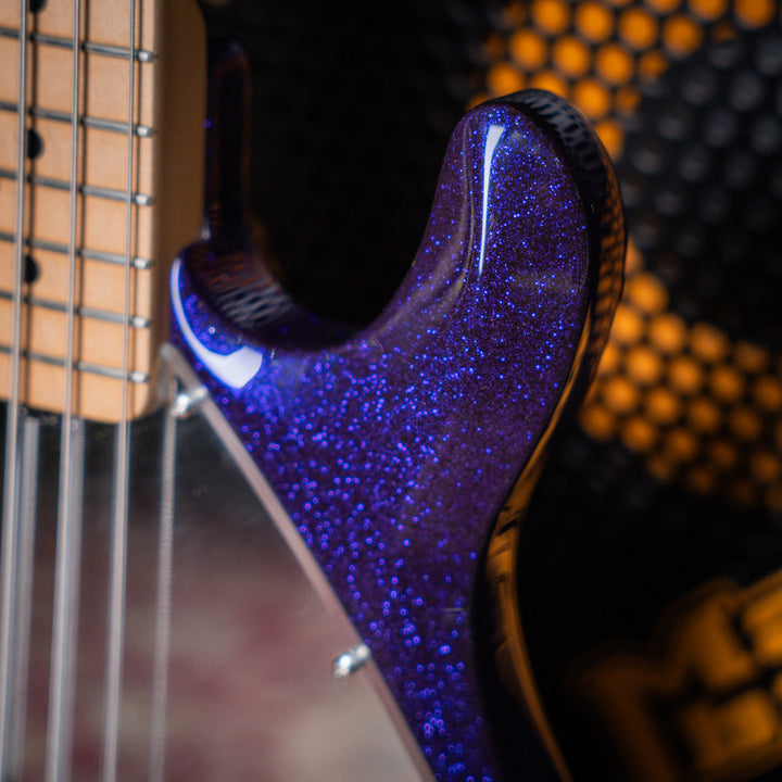Musicman Stringray 5 Sparkle Purple 1999 - Bajo Eléctrico | Cuerpo • Modelo: Stingray Classic• Madera: Ash• Terminación: Polyurethane Sparkle Brazo • Madera: Maple• Perfil: “C”• Terminación: Satin • Espaciado: 19 mm• Escala: 34” • Nuez: Hueso Diapasón • M