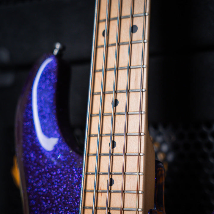 Musicman Stringray 5 Sparkle Purple 1999 - Bajo Eléctrico | Cuerpo • Modelo: Stingray Classic• Madera: Ash• Terminación: Polyurethane Sparkle Brazo • Madera: Maple• Perfil: “C”• Terminación: Satin • Espaciado: 19 mm• Escala: 34” • Nuez: Hueso Diapasón • M