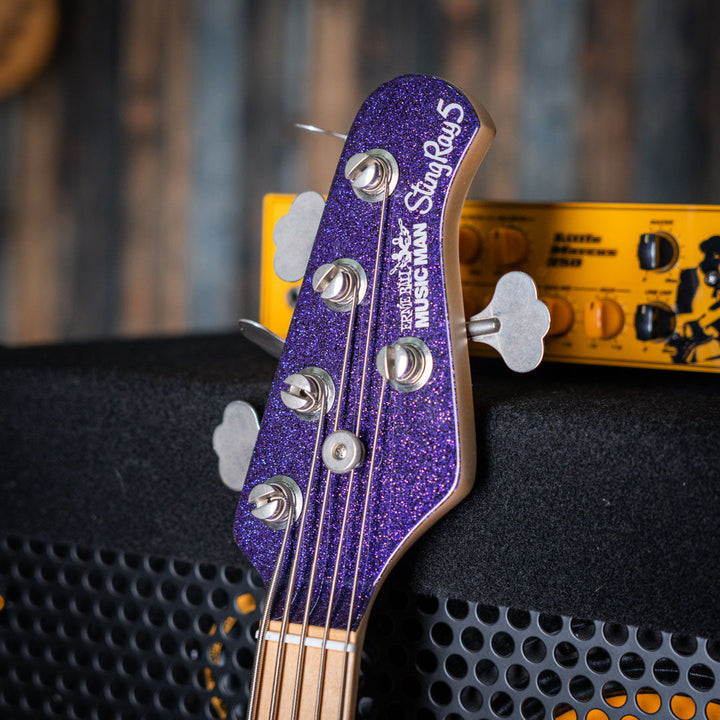 Musicman Stringray 5 Sparkle Purple 1999 - Bajo Eléctrico | Cuerpo • Modelo: Stingray Classic• Madera: Ash• Terminación: Polyurethane Sparkle Brazo • Madera: Maple• Perfil: “C”• Terminación: Satin • Espaciado: 19 mm• Escala: 34” • Nuez: Hueso Diapasón • M
