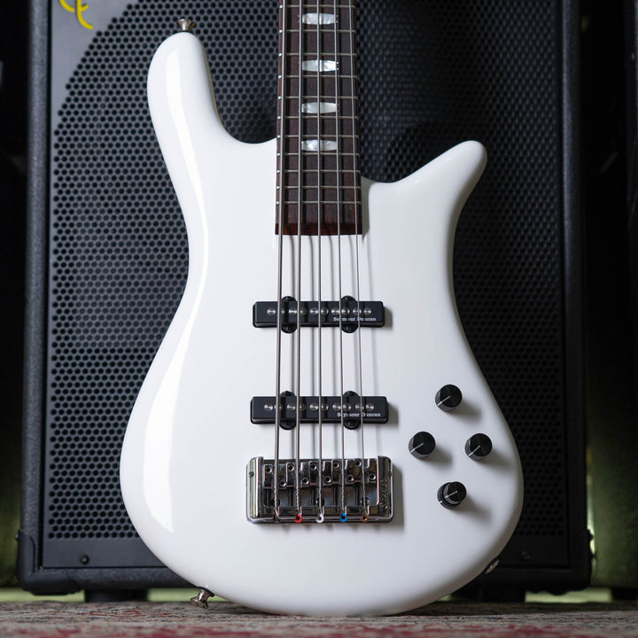 Spector Euro5 Classic Arctic White 2022 - Bajo Eléctrico | The Euro Classic series takes inspiration from the Spector basses that took the world by storm in the 1980’s. With their unique silhouette and unmistakable sound, these basses became the choice of