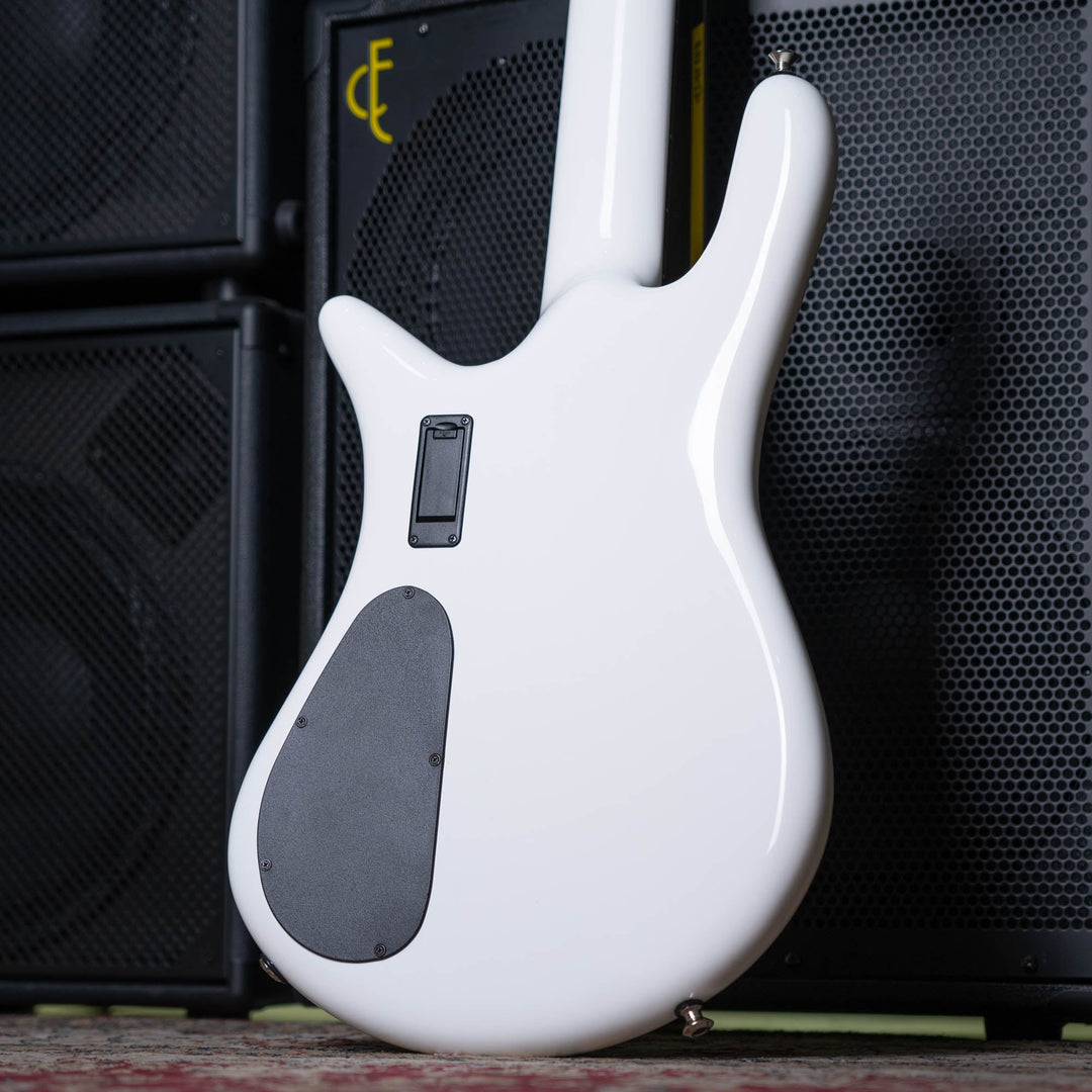 Spector Euro5 Classic Arctic White 2022 - Bajo Eléctrico | The Euro Classic series takes inspiration from the Spector basses that took the world by storm in the 1980’s. With their unique silhouette and unmistakable sound, these basses became the choice of