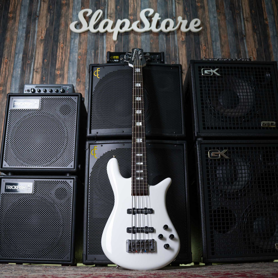 Spector Euro5 Classic Arctic White 2022 - Bajo Eléctrico | The Euro Classic series takes inspiration from the Spector basses that took the world by storm in the 1980’s. With their unique silhouette and unmistakable sound, these basses became the choice of