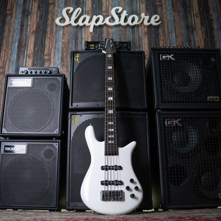 Spector Euro5 Classic Arctic White 2022 - Bajo Eléctrico | The Euro Classic series takes inspiration from the Spector basses that took the world by storm in the 1980’s. With their unique silhouette and unmistakable sound, these basses became the choice of