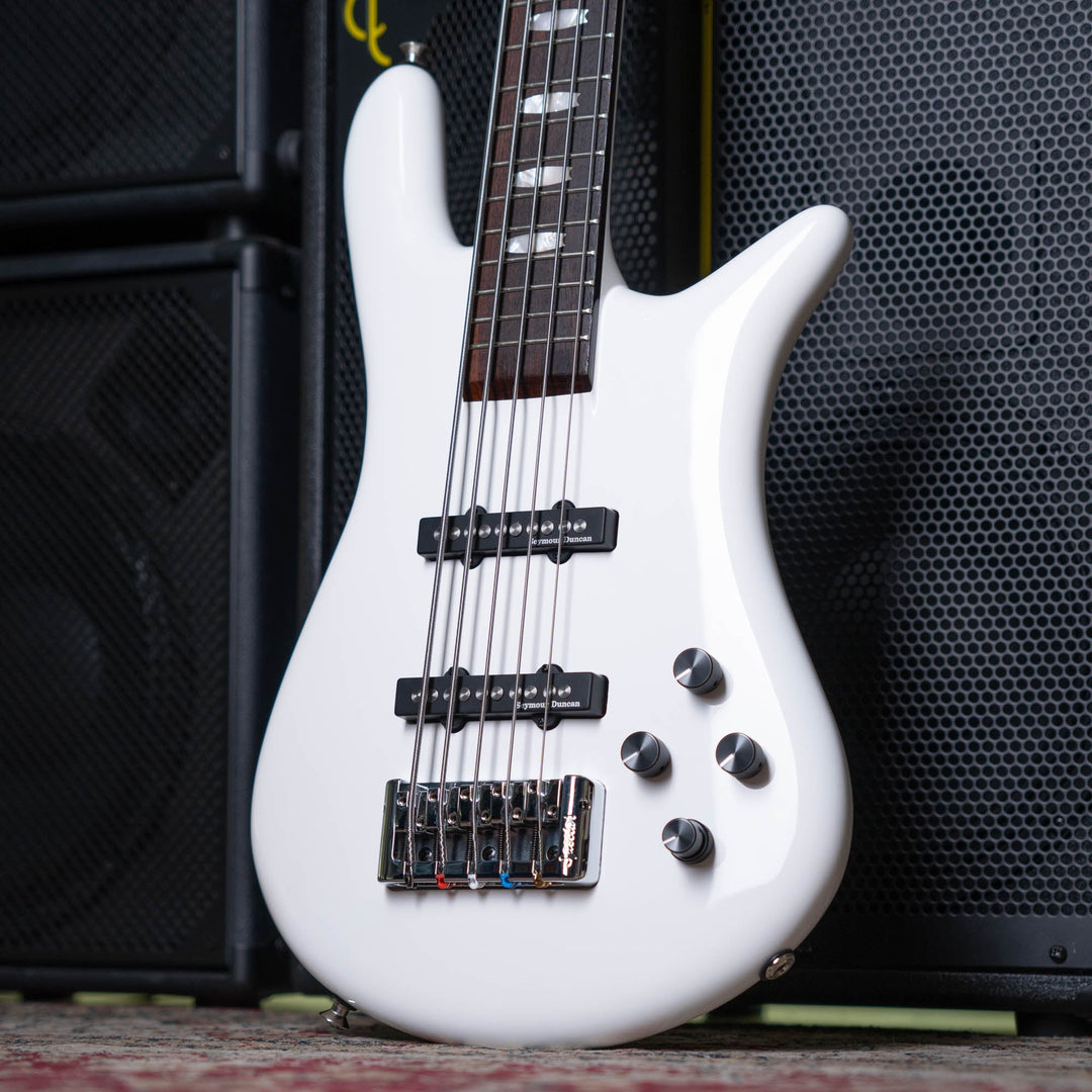 Spector Euro5 Classic Arctic White 2022 - Bajo Eléctrico | The Euro Classic series takes inspiration from the Spector basses that took the world by storm in the 1980’s. With their unique silhouette and unmistakable sound, these basses became the choice of