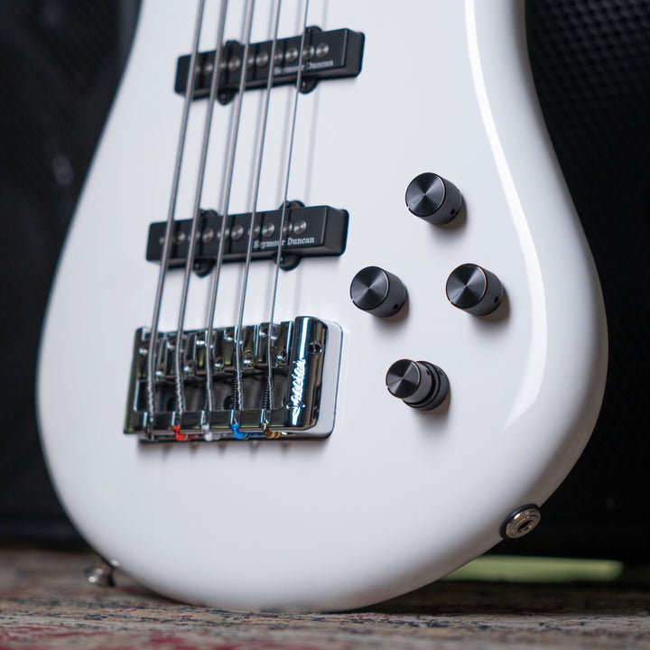 Spector Euro5 Classic Arctic White 2022 - Bajo Eléctrico | The Euro Classic series takes inspiration from the Spector basses that took the world by storm in the 1980’s. With their unique silhouette and unmistakable sound, these basses became the choice of