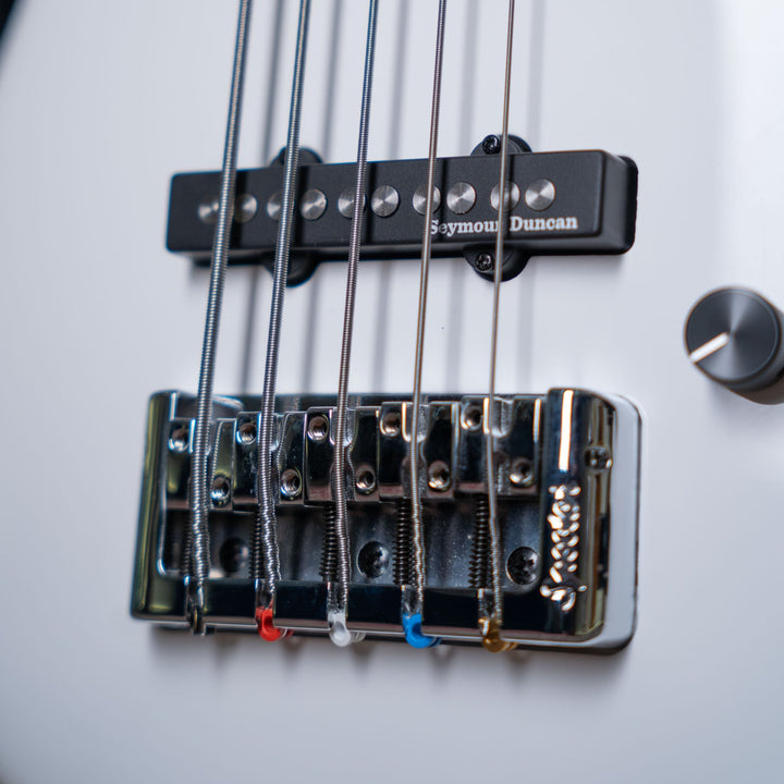 Spector Euro5 Classic Arctic White 2022 - Bajo Eléctrico | The Euro Classic series takes inspiration from the Spector basses that took the world by storm in the 1980’s. With their unique silhouette and unmistakable sound, these basses became the choice of