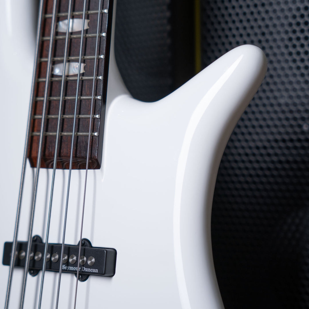 Spector Euro5 Classic Arctic White 2022 - Bajo Eléctrico | The Euro Classic series takes inspiration from the Spector basses that took the world by storm in the 1980’s. With their unique silhouette and unmistakable sound, these basses became the choice of