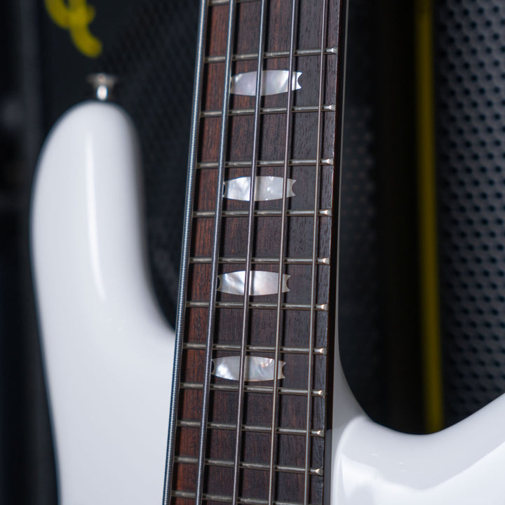Spector Euro5 Classic Arctic White 2022 - Bajo Eléctrico | The Euro Classic series takes inspiration from the Spector basses that took the world by storm in the 1980’s. With their unique silhouette and unmistakable sound, these basses became the choice of