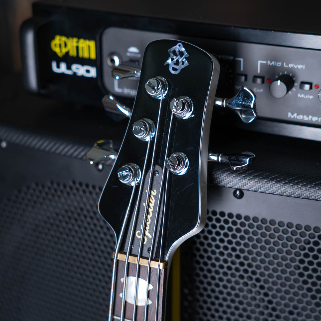 Spector Euro5 Classic Arctic White 2022 - Bajo Eléctrico | The Euro Classic series takes inspiration from the Spector basses that took the world by storm in the 1980’s. With their unique silhouette and unmistakable sound, these basses became the choice of