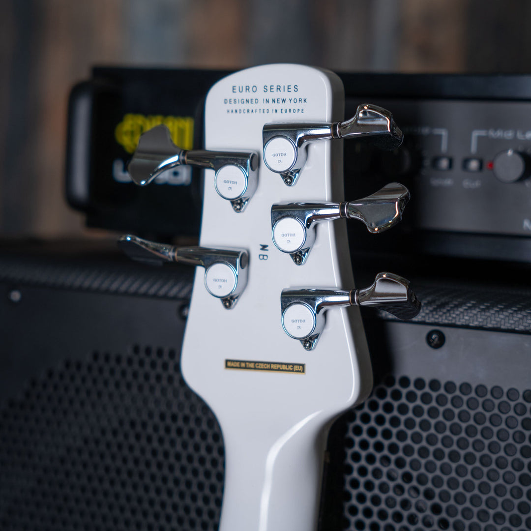 Spector Euro5 Classic Arctic White 2022 - Bajo Eléctrico | The Euro Classic series takes inspiration from the Spector basses that took the world by storm in the 1980’s. With their unique silhouette and unmistakable sound, these basses became the choice of