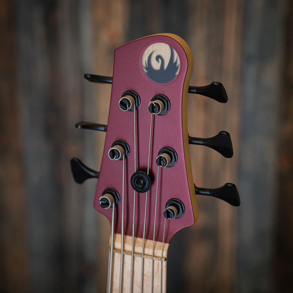 Swan Mu 6 Classic Metallic Red (B-Stock) - Bajo Eléctrico | Chip en el Body por el borde cercano al contorno trasero (ver foto 8) Cuerpo • Modelo: Mu• Madera: Ash • Terminación: Matte Brazo • Madera: Canadian Maple• Perfil: “C”• Terminación: Satin • Espac