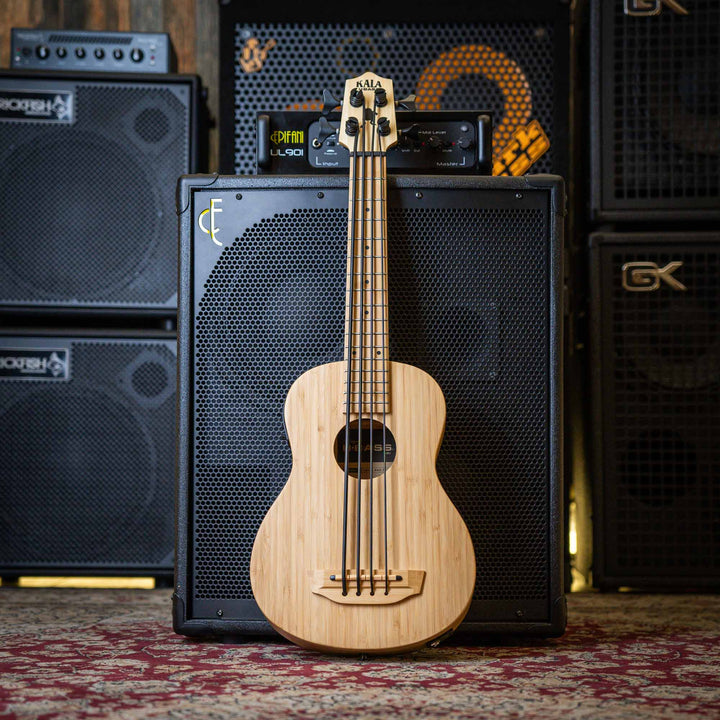 Ubass Kala Bamboo Bmb-Fs - Bajo Ukulele | El Ubass Kala Bamboo BMB-FS es la opción más sostenible para instrumentos musicales. Altamente renovable, el bambú se regenera rápidamente sin ser replantado, ¡a veces crece hasta tres pies por día! La veta recta