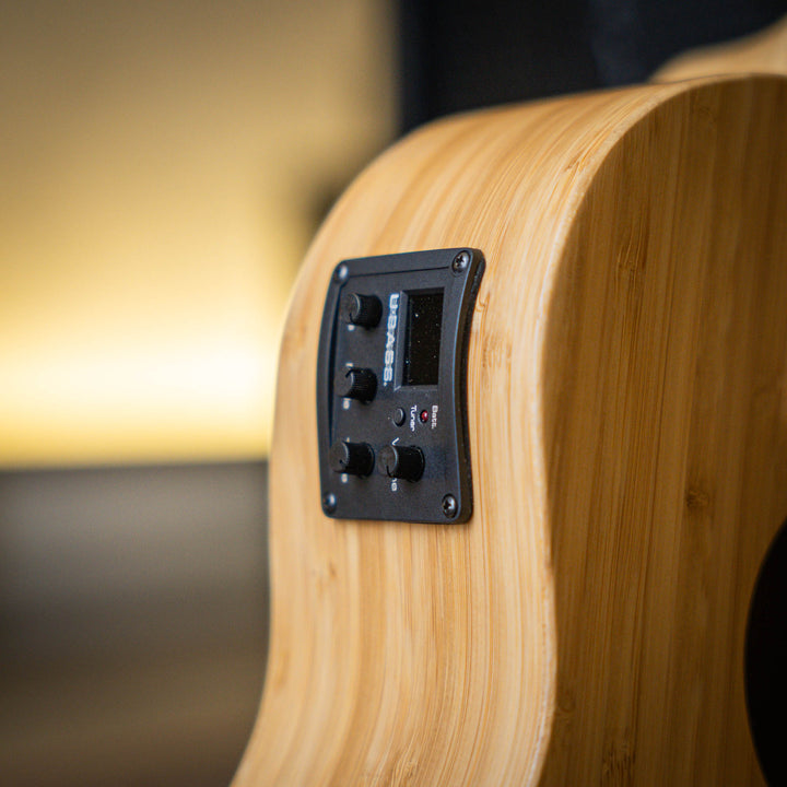 Ubass Kala Bamboo Bmb-Fs - Bajo Ukulele | El Ubass Kala Bamboo BMB-FS es la opción más sostenible para instrumentos musicales. Altamente renovable, el bambú se regenera rápidamente sin ser replantado, ¡a veces crece hasta tres pies por día! La veta recta