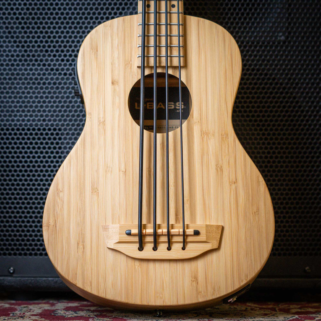 Ubass Kala Bamboo Bmb-Fs - Bajo Ukulele | El Ubass Kala Bamboo BMB-FS es la opción más sostenible para instrumentos musicales. Altamente renovable, el bambú se regenera rápidamente sin ser replantado, ¡a veces crece hasta tres pies por día! La veta recta