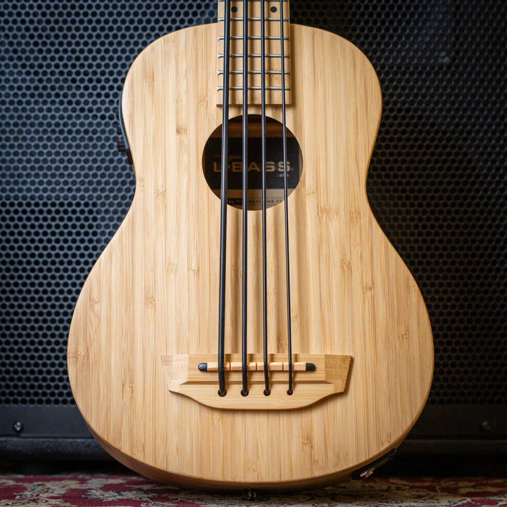 Ubass Kala Bamboo Bmb-Fs - Bajo Ukulele | El Ubass Kala Bamboo BMB-FS es la opción más sostenible para instrumentos musicales. Altamente renovable, el bambú se regenera rápidamente sin ser replantado, ¡a veces crece hasta tres pies por día! La veta recta