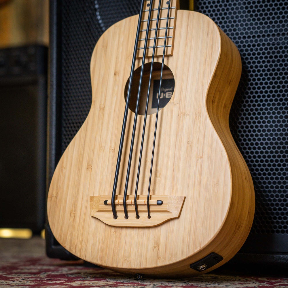 Ubass Kala Bamboo Bmb-Fs - Bajo Ukulele | El Ubass Kala Bamboo BMB-FS es la opción más sostenible para instrumentos musicales. Altamente renovable, el bambú se regenera rápidamente sin ser replantado, ¡a veces crece hasta tres pies por día! La veta recta